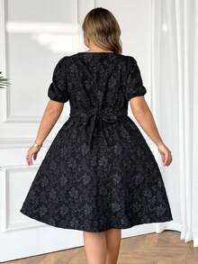 SHEIN CURVE+ 大码女装时尚优雅黑色方领纹理面料短袖泡泡袖前扣设计A字长裙 - 黑色 - 查看 2
