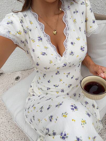 DAZY 甜美碎花蕾丝拼接V领短袖长连衣裙，女士夏季休闲连衣裙