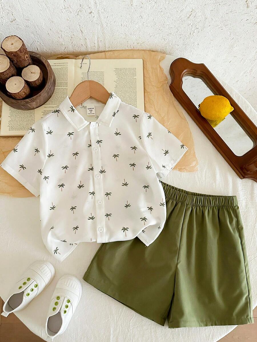 SHEIN LMoss Kids Conjunto de 2 piezas de camisa con estampado de árbol de coco de dibujos animados y pantalones cortos de cintura elástica de unicolor para niño pequeño - Multicolor - Ver 1