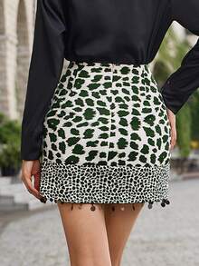 Aveloria Modichic Rok Lilit dengan Hiasan Pom Pom Motif Leopard dan Simpul di Samping - Hijau - View 2