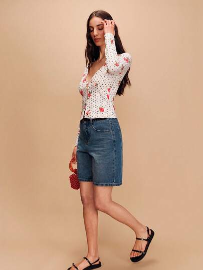 lacRébo Fitted Long-Sleeve Floral Tee With Button Placket