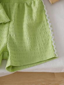 SHEIN Vintaside Kids 女童清新田园休闲甜美可爱风纹理面料3D立体花卉装饰荷叶边吊带背心搭配荷叶边短裤，适合春夏度假和户外玩耍 - 綠色 - 查看 8