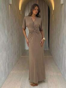 Aloruh 女士纯色V领短袖扭腰修身连衣裙 - 卡其色 - 查看 2