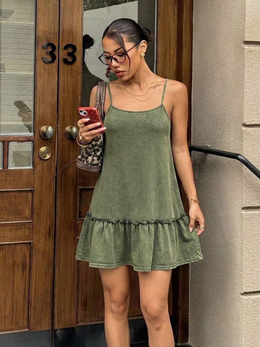 SHEIN EZwear 女士复古做旧针织吊带连衣裙,休闲夏季连衣裙,女士度假连衣裙,绿色吊带裙,橄榄绿连衣裙,荷叶边连衣裙,绿色夏季连衣裙,荷叶边下摆连衣裙,橄榄绿连衣裙,休闲短款连衣裙,女士连衣裙,女士夏季连衣裙,度假装,女士度假连衣裙,女士夏季套装,女士休闲连衣裙 - 軍綠色 - 查看 1