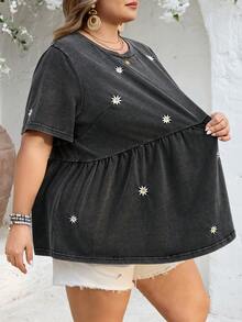 SHEIN CURVE+ Curve 尺码 US22 音乐节、海滨度假、波西米亚风女式圆领短袖宽松娃娃衫下摆T恤，饰有水洗雪花和刺绣 - 黑色 - 查看 7
