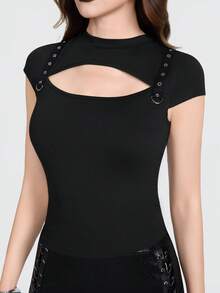 Breakform Áo croptop nữ kiểu Gothic cổ tròn khoét rỗng phía trước, vai và hai bên, chất liệu dệt kim, trang trí bằng khoen kim loại và khóa cài hình chữ D, tay ngắn, ôm sát. - màu đen - Xem 5