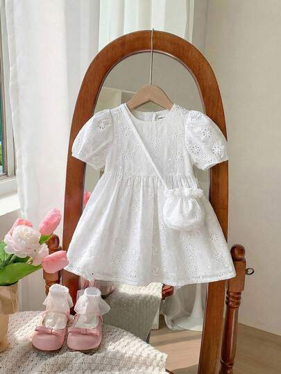 SHEIN LMoss Kids LMoss 女婴可爱卡通刺绣泡泡短袖宽松连衣裙配斜挎包套装，夏季款