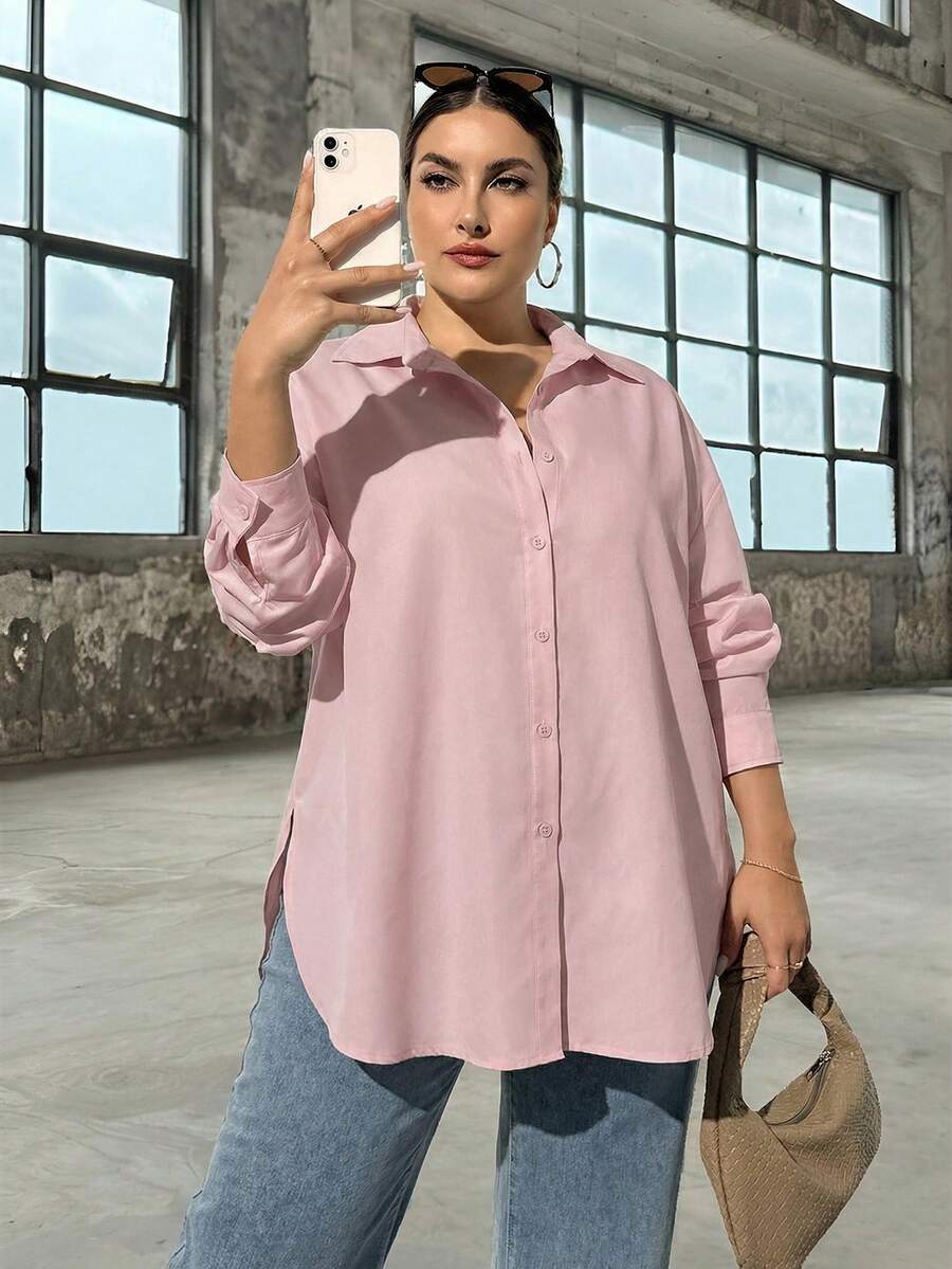 SHEIN Essnce 大码女装秋冬休闲宽松基础款长袖纽扣衬衫，复古风格，适合工作、秋季穿着，高开衩设计，基础款长袖衬衫，返校季必备 - 淺粉色 - 查看 1