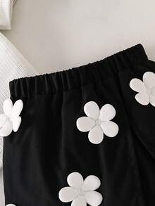 SHEIN Explorewe Conjunto de 2 piezas para niñas pequeñas con blusa de punto acanalado con volantes y decoración de lazo, falda-pantalón corta con abertura y perlas - Blanco y Negro - Ver 3