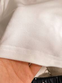 SHEIN 2件套女童夏季新款蝴蝶印花圆领短袖T恤和甜美短裙套装，清新夏日度假、海滩、郊游百搭复古时尚装扮 - 黑與白 - 查看 4