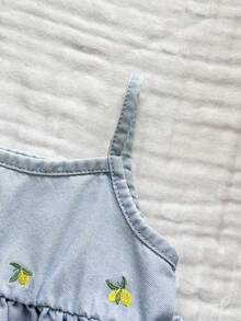 SHEIN Vintaside Kids 女婴夏季休闲两件套，蓝色水洗牛仔布柠檬黄刺绣荷叶边吊带背心和牛仔短裤 - 淺色水洗藍 - 查看 5