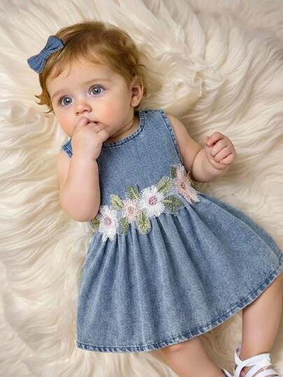 SHEIN 0-9个月新生女婴可爱碎花刺绣无袖纯棉连衣裙，适合春夏度假、聚会、拍照、上学等场合。