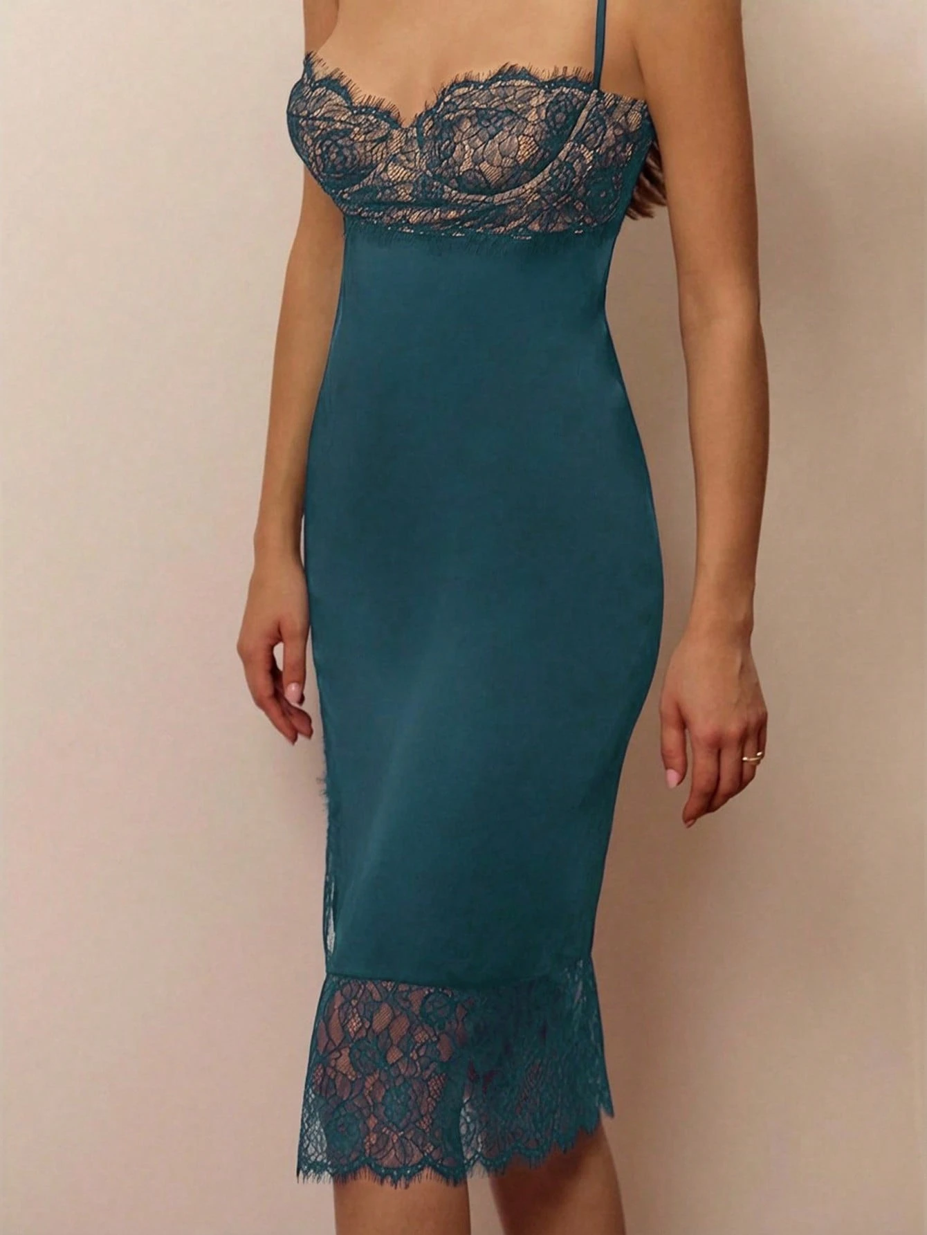 Blaues Satinkleid mit Spitze im Midi-Länge mit Spitzensaum, eleganter Partylook