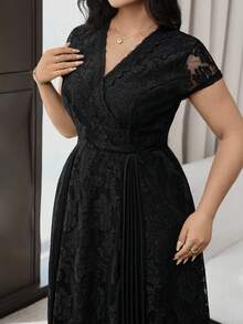 Feyla Vestido elegante de manga corta con cuello en V de unicolor y parches de encaje para tallas grandes - Negro - Ver 4