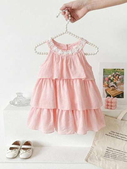 SHEIN 女婴无袖粉色连衣裙，配蝴蝶结，A字公主风，甜美百搭的圆领设计，适合日常外出，春季穿着