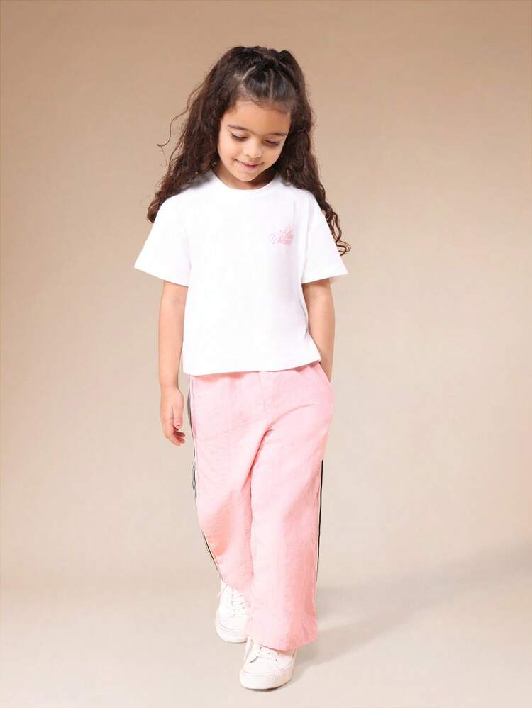 Conjunto informal de niña con camiseta teñida anudada y pantalones de pierna ancha con estampado gráfico y eslogan "Main Character Energy", conjunto de dos piezas
