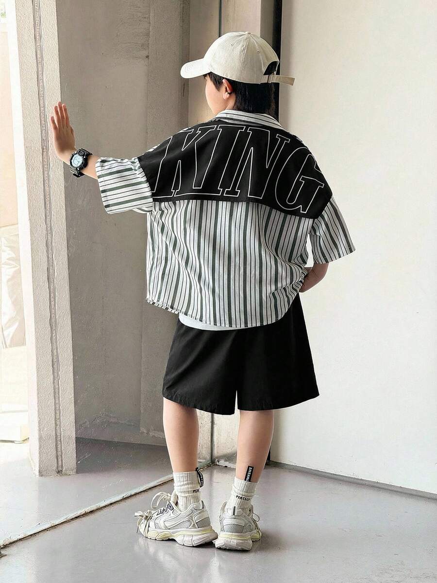SHEIN 两件装男童休闲运动学院风文艺复古日韩宽松条纹翻领衬衫配大字母图案短裤套装,适合儿童服装、幼儿男童服装、返校季男童套装,适合生日派对、晚宴、演出、婚礼、洗礼、开幕式等场合,日常穿着也适合上学、旅行、运动,适合春夏季节。 - 黑色 - 查看 1