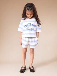 SUMWON Ensemble deux pièces rayé pour filles, haut à manches courtes avec imprimé Portland Essentials et short assorti. Tenue d'été décontractée - Multicolore - Voir 1