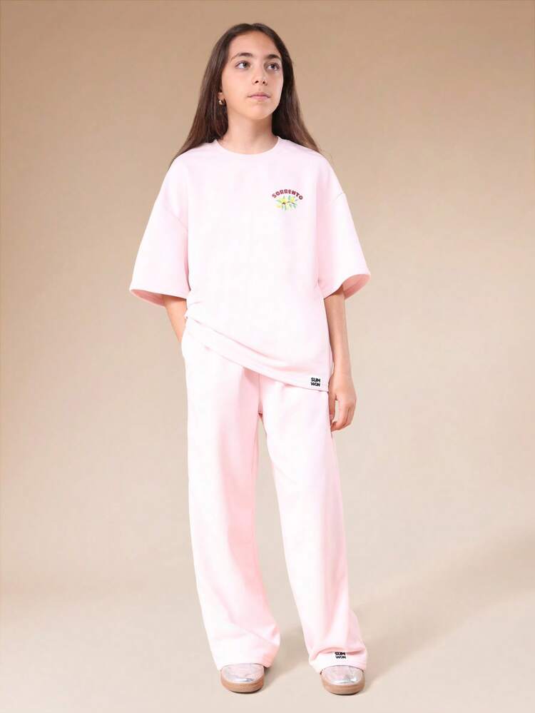 Conjunto de camiseta oversize y pantalón en color rosa pálido con estampado de limones italianos para uso casual en verano