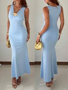 Rafferiza 2026夏季优雅无袖V领鱼尾连衣裙，胸前褶裥设计，金属花朵装饰纽扣，弹力针织浅蓝色连衣裙，简约奢华风格，适合高档场合和优雅派对 - 淺藍色 - 查看 1