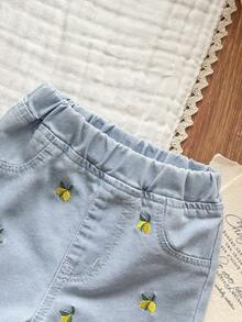 SHEIN Vintaside Kids 女婴夏季休闲两件套，蓝色水洗牛仔布柠檬黄刺绣荷叶边吊带背心和牛仔短裤 - 淺色水洗藍 - 查看 6