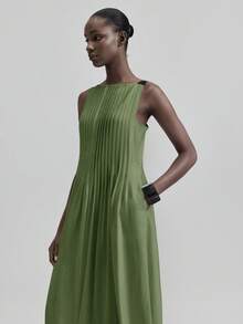 Ontre 2025新款优雅都市风条纹喇叭连衣裙，黑色缎带肩带，夏季服装 - 軍綠色 - 查看 3