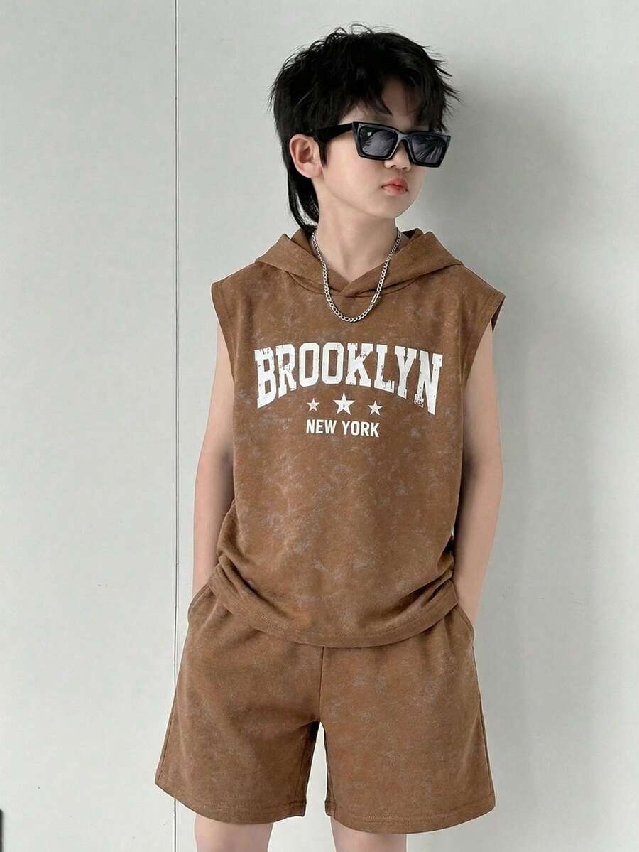 SHEIN Little Byeori 两件套儿童/青少年男童休闲韩版字母印花连帽卫衣和纯色短裤套装,适合通勤、上学、日常休闲穿着、运动、春夏穿着。 - 棕色 - 查看 1