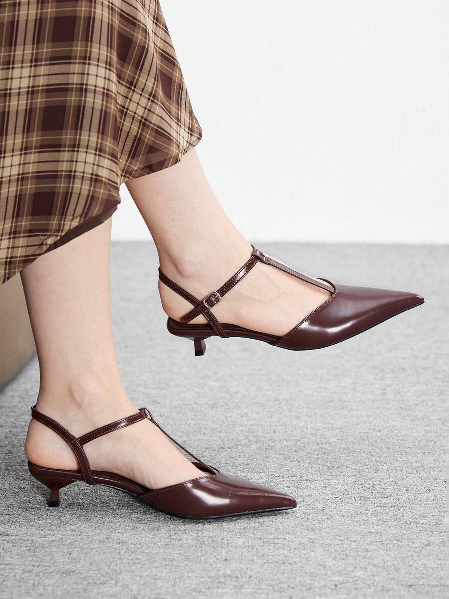 CUCCOO BIZCHIC Sandali con cinturino a T, punta affusolata e tacco a spillo, in pelle laccata, design minimalista, adatti per l'uso quotidiano - Castano - Visualizzare 1