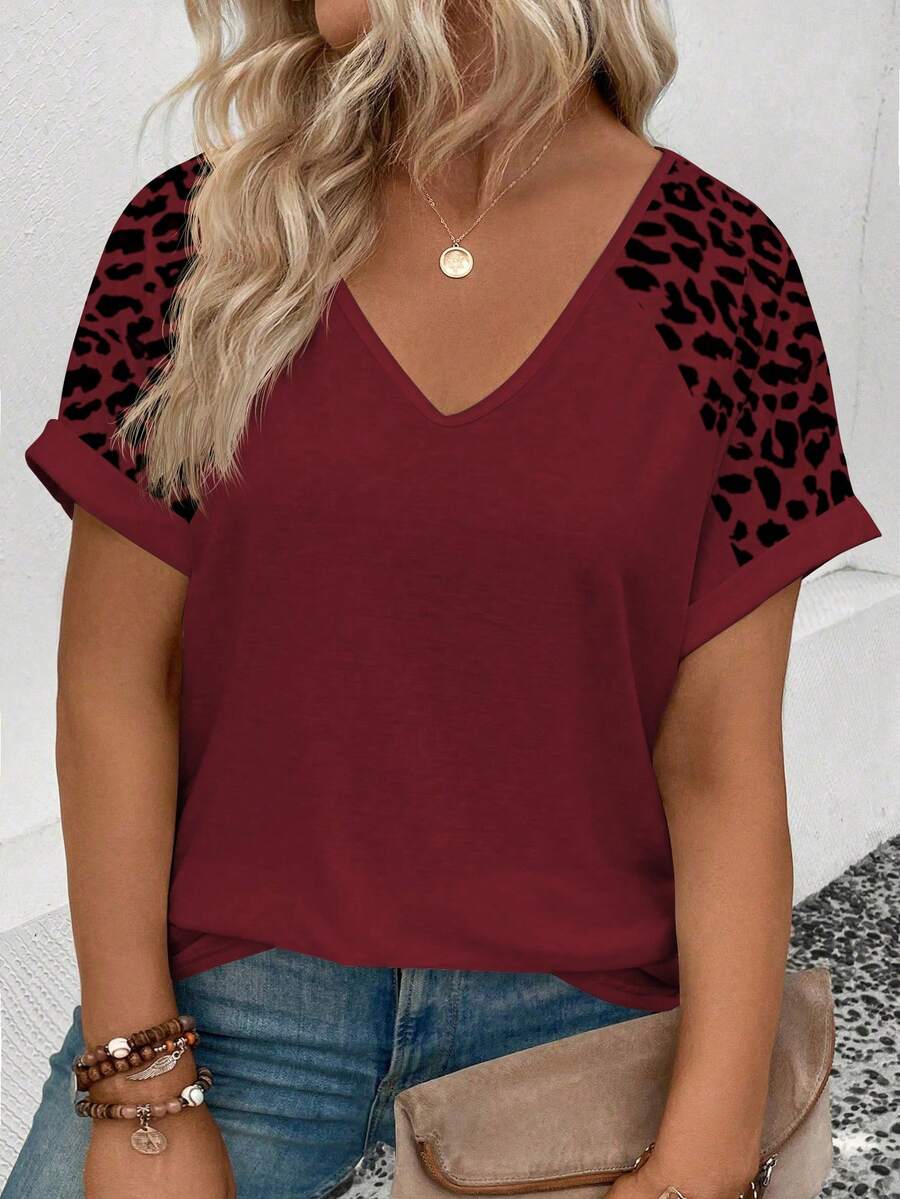 EMERY ROSE Kaos Wanita Ukuran Plus Terbaru 2025, Model Kasual Motif Leopard, Leher V, Longgar, Nyaman, Lengan Pendek. - Burgundy - View 1