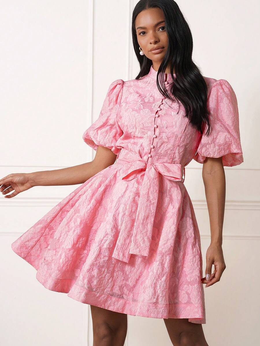 Lilora Đầm ngắn tay màu hồng trơn, cổ bẻ cài nút thắt nơ, vạt xòe, chất liệu jacquard, kiểu dáng thanh lịch, ngọt ngào, phù hợp cho các dịp thường nhật, hẹn hò, giao lưu nhẹ nhàng, dành cho nữ. - Hồng - Xem 1