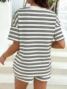 SHEIN 两件套孕妇休闲条纹T恤和短裤套装 - 杏色 - 查看 2