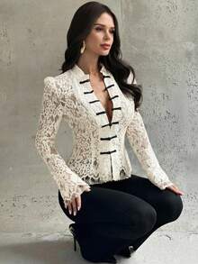 Firerie 女士白色蕾丝黑色纽扣腰长袖衬衫，复古宫廷风上衣，新款中国风衬衫，白色蕾丝长袖衬衫，半透明蕾丝上衣，适合春、夏、秋季穿着，优雅百搭，通勤、约会、派对、婚礼、毕业典礼、演出、音乐会、工作、返校、年会、女士生日等场合。 - 米色 - 查看 4