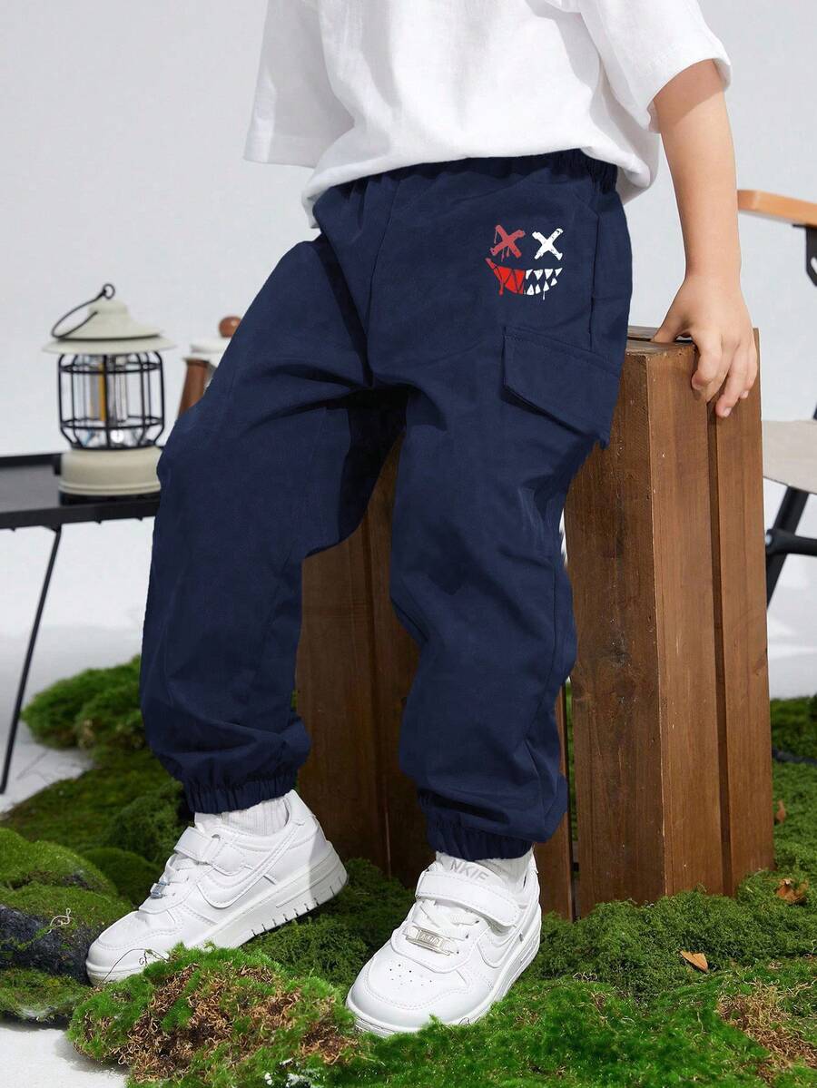 SHEIN 儿童/青少年男童休闲运动黑色印花贴袋宽松抽绳工装裤,适合通勤、上学、日常休闲、旅行、运动,适合春、夏、秋、冬四季穿着。 - 藏蓝色 - 查看 1