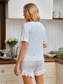SHEIN Ensemble de maternité 2 pièces avec t-shirt à col rond à volants floraux + shorts à taille ajustable. Ensemble de détente d'été pour femmes, tenues d'été décontractées 2 pièces, ensemble de pyjama d'été 2 pièces pour femmes, ensemble coordonné d'été pour femmes - Blanc - Voir 2