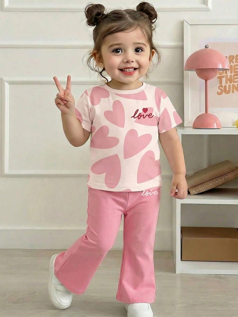 SHEIN 2件套女婴可爱抽象爱心图案T恤和喇叭裤套装，休闲舒适，适合春夏日常、旅行、度假、情人节穿着。 - 彩色 - 查看 1