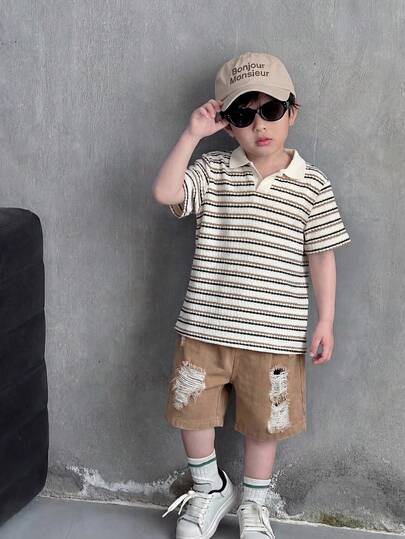 两件套男童休闲针织条纹Polo衫和松紧腰牛仔短裤套装，适合夏季穿着，居家、外出和旅行皆宜。