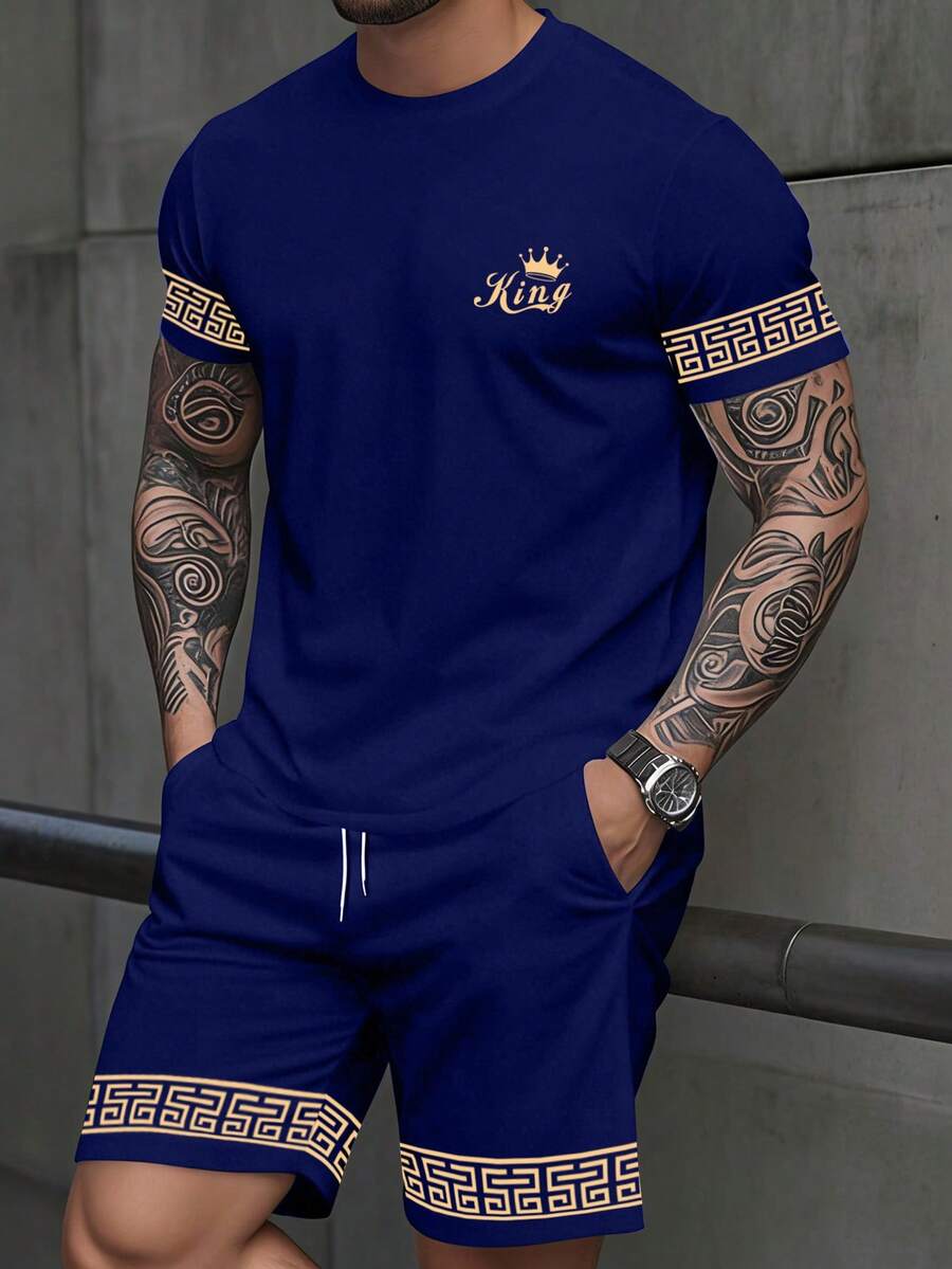 Manfinity Homme Bộ áo thun ngắn tay và quần short nam màu trắng cổ điển, đa năng, với biểu tượng "Vua" màu vàng và họa tiết hoa trên cổ tay áo, phong cách đường phố trưởng thành và cá tính. - Nhiều màu - Xem 1
