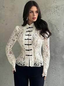 Firerie 女士白色蕾丝黑色纽扣腰长袖衬衫，复古宫廷风上衣，新款中国风衬衫，白色蕾丝长袖衬衫，半透明蕾丝上衣，适合春、夏、秋季穿着，优雅百搭，通勤、约会、派对、婚礼、毕业典礼、演出、音乐会、工作、返校、年会、女士生日等场合。 - 米色 - 查看 7