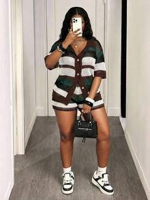 SHEIN CURVE+ Bộ đồ nữ mùa hè dệt kim 2 mảnh, cỡ US22, thích hợp cho lễ hội âm nhạc, kỳ nghỉ bên bờ biển, phong cách bohemian 2025. Áo sơ mi cổ bẻ dáng rộng, tay ngắn, quần short phối sọc, kiểu dáng thường ngày, thích hợp cho kỳ nghỉ thu/đông. - màu nâu - Xem 7
