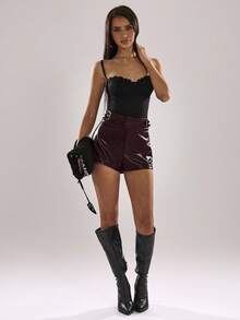 SHEIN BAE 女士酒红色性感派对PU皮革搭扣超低腰迷你裙裤，皮革迷你裙，音乐节下装，夜店下装，酒红色裙子，派对下装，皮革裙，西部风下装，波西米亚风下装，休闲下装 - 酒紅色 - 查看 5