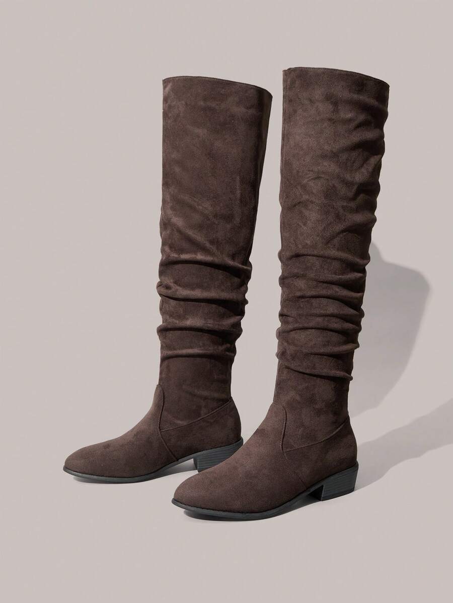 Styleloop Botas de tacón grueso con diseño fruncido y punta afilada, versátiles y casuales, adecuadas para outfits de Navidad, Acción de Gracias y Año Nuevo - Marrón oscuro - Ver 1