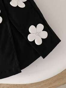 SHEIN Explorewe Conjunto de 2 piezas para niñas pequeñas con blusa de punto acanalado con volantes y decoración de lazo, falda-pantalón corta con abertura y perlas - Blanco y Negro - Ver 4