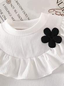 SHEIN Explorewe Conjunto de 2 piezas para niñas pequeñas con blusa de punto acanalado con volantes y decoración de lazo, falda-pantalón corta con abertura y perlas - Blanco y Negro - Ver 6