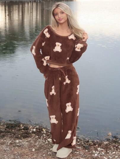 Sydney Algeri 女款卡通熊图案抓绒斜肩卫衣和裤子套装，秋冬