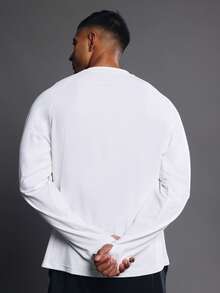 SUMWON Camiseta de manga larga con cuello redondo y ajuste muscular para hombre con sutil estampado en el pecho, perfecta para uso casual los fines de semana en primavera y verano - Blanco - Ver 2