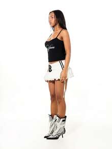 SUMWON WOMEN Áo tank top hai dây dáng ngắn với họa tiết chữ viết uốn lượn, hoàn hảo cho trang phục thường ngày mùa hè, phong cách đường phố và lễ hội. - màu đen - Xem 5