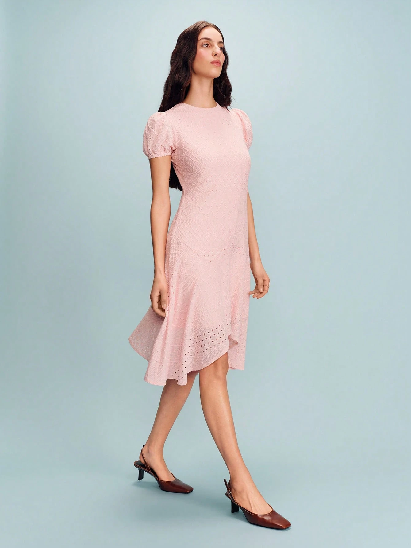 Vestido Midi Texturizado Ajustado Rosa com Mangas Bufantes Curtas e Saia Evasê