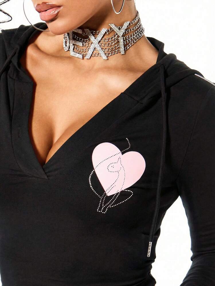 BABYPHAT Top corto con capucha de manga larga, cuello en V, estampado de corazón y detalles de ribete en contraste