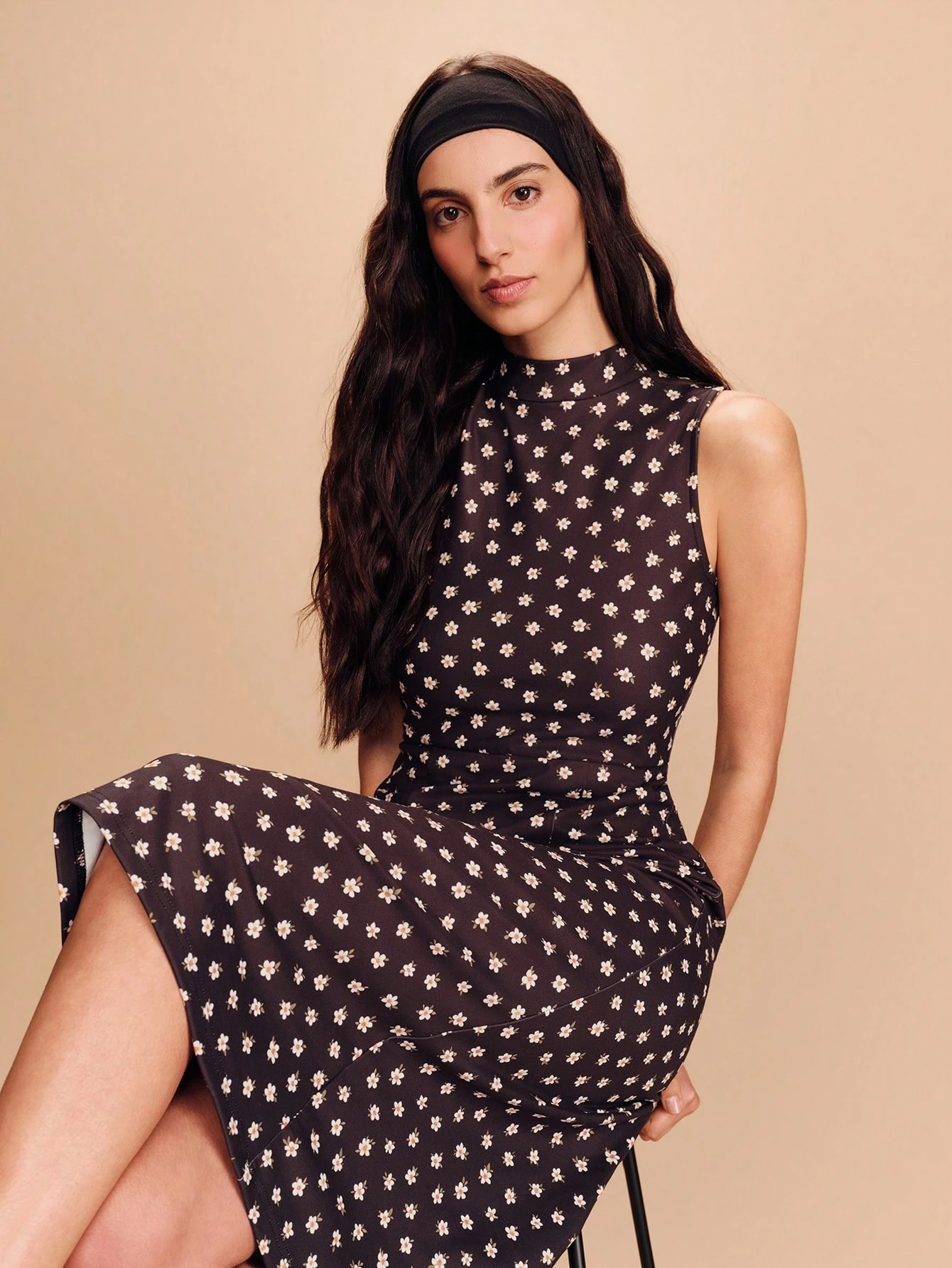 Robe longue noire sans manches avec col montant - Chic et intemporel