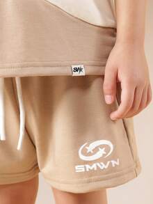 SUMWON Bộ đồ mùa hè cho bé trai gồm áo thun và quần short phối màu, cổ tròn, tay ngắn, in logo, kiểu dáng thường ngày. - Nhiều màu - Xem 6
